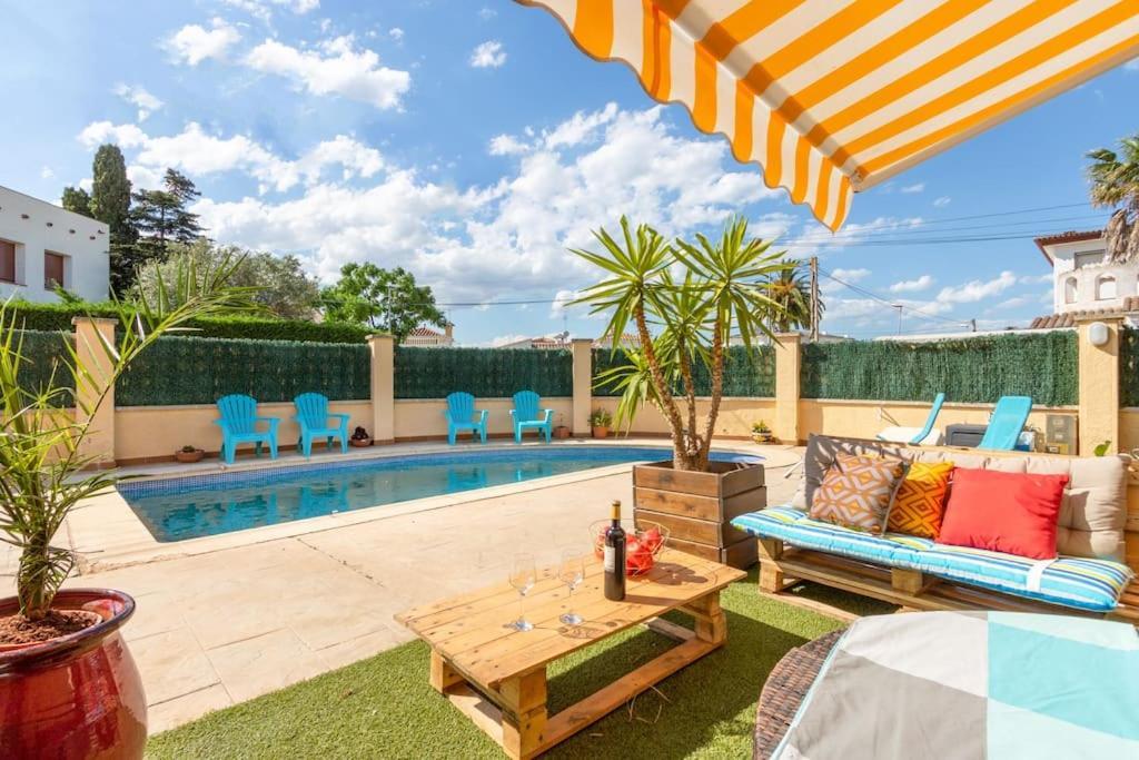 S46-Casa De Vacaciones Climatizada Con Piscina, En El Centro Junto Al Mar, Barbacoa Y Wiifi Empuriabrava Dış mekan fotoğraf