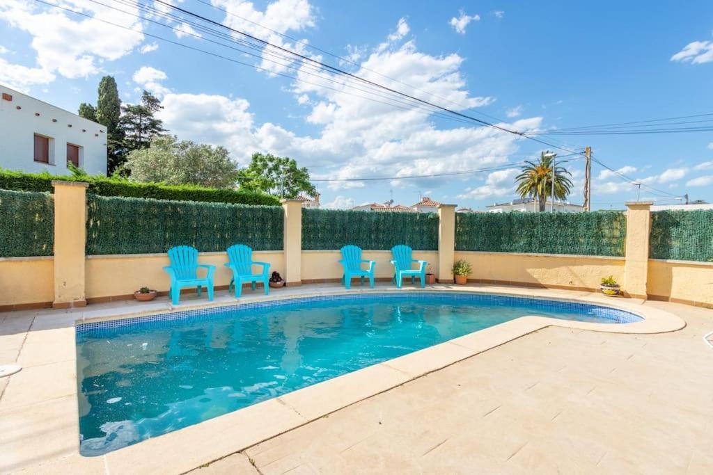 S46-Casa De Vacaciones Climatizada Con Piscina, En El Centro Junto Al Mar, Barbacoa Y Wiifi Empuriabrava Dış mekan fotoğraf