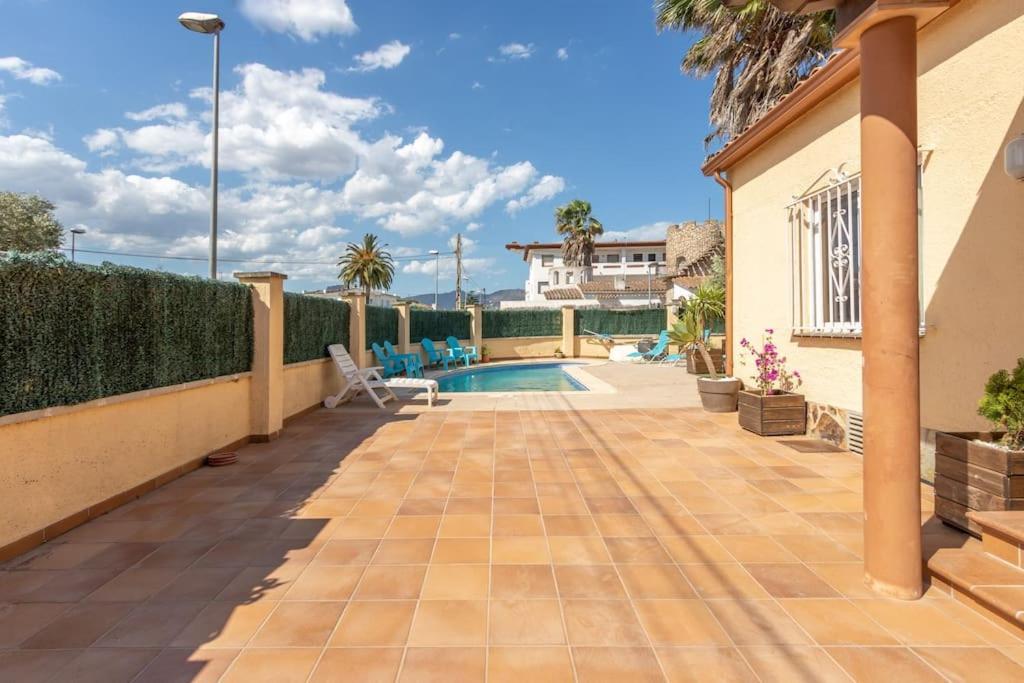 S46-Casa De Vacaciones Climatizada Con Piscina, En El Centro Junto Al Mar, Barbacoa Y Wiifi Empuriabrava Dış mekan fotoğraf