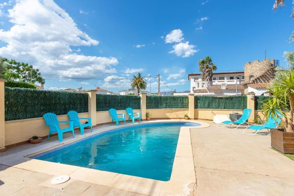 S46-Casa De Vacaciones Climatizada Con Piscina, En El Centro Junto Al Mar, Barbacoa Y Wiifi Empuriabrava Dış mekan fotoğraf