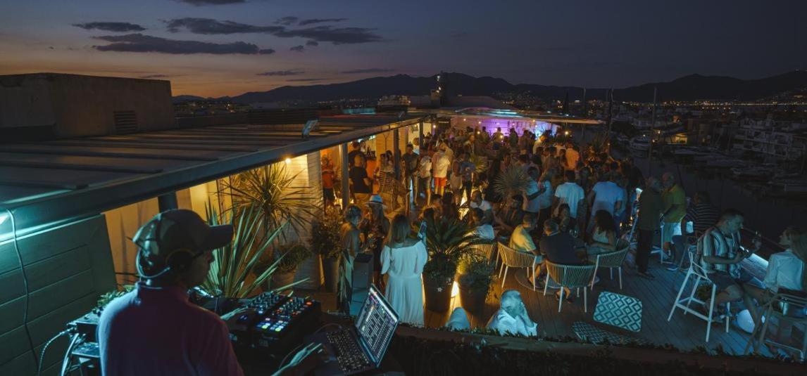 S46-Casa De Vacaciones Climatizada Con Piscina, En El Centro Junto Al Mar, Barbacoa Y Wiifi Empuriabrava Dış mekan fotoğraf